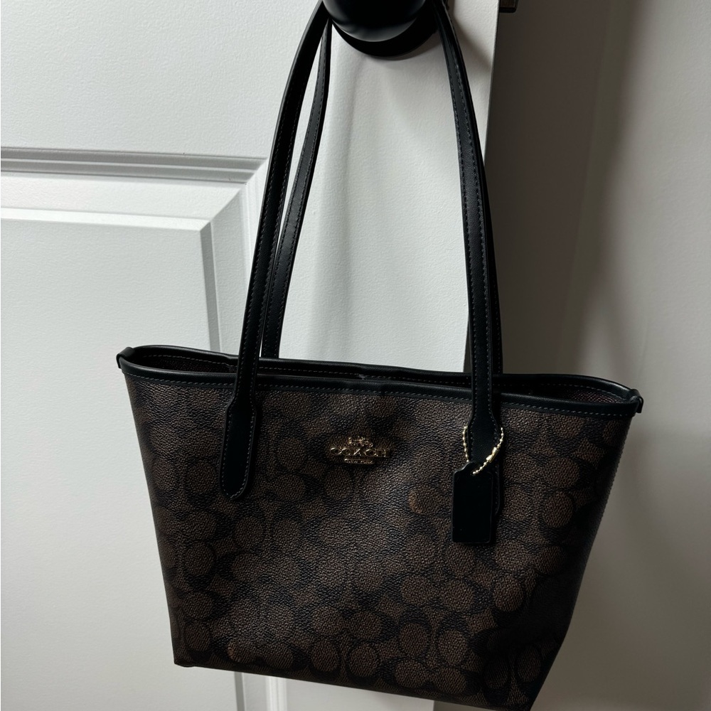 Small city tote coach